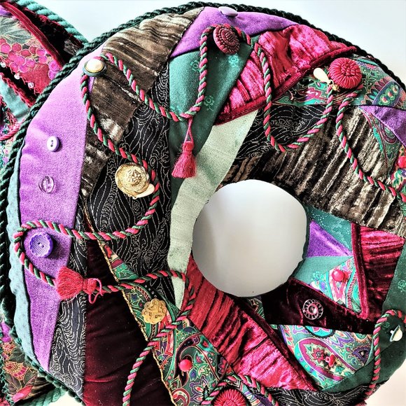 Set of 2 donut shape accent pillows/cushions. - Picture 4 of 6